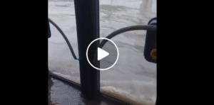 Bokáig érő vízben utaztak a buszon Bukarestben