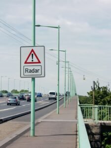 „Sebességmérők és technológiák: Hogyan működnek a traffipaxok és a VÉDA-rendszer?”