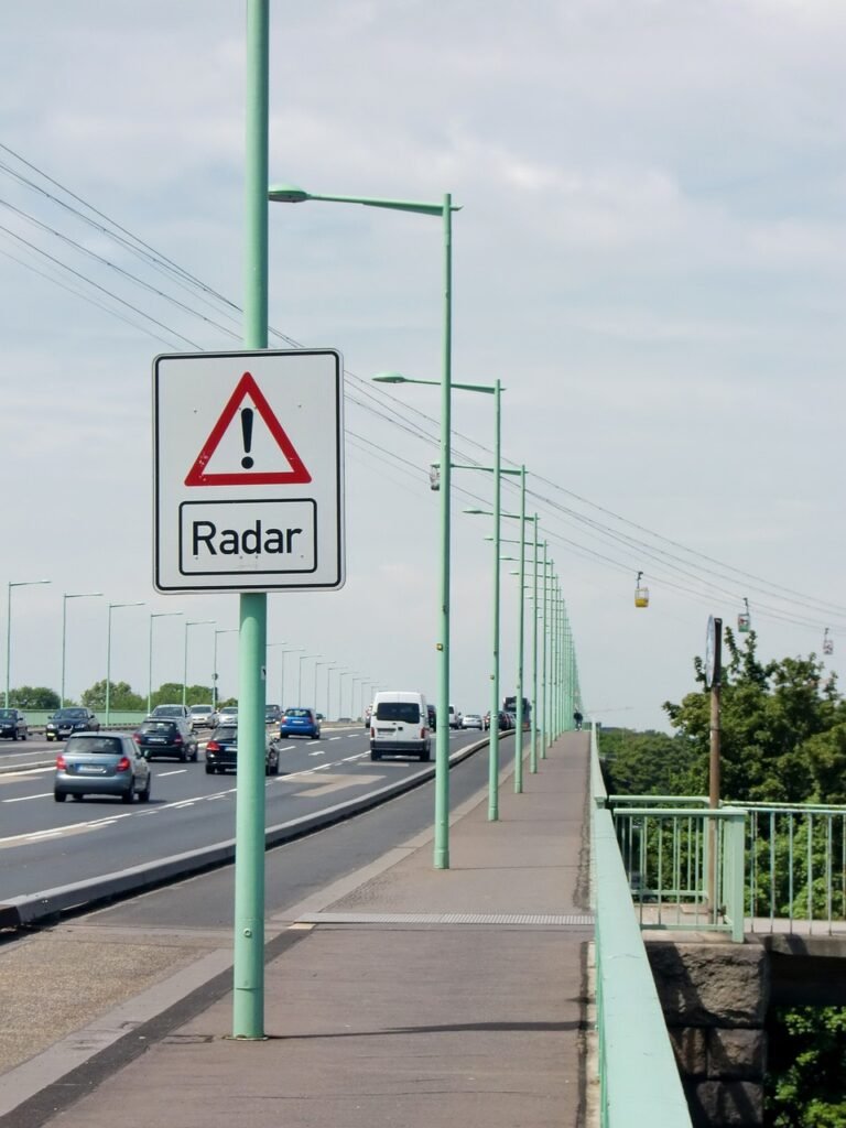 „Sebességmérők és technológiák: Hogyan működnek a traffipaxok és a VÉDA-rendszer?”