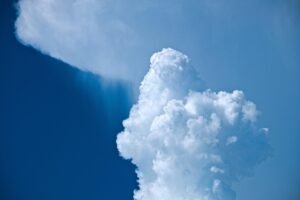 Változékony időjárás: Záporok, zivatarok és viharos szelek várnak ránk a héten