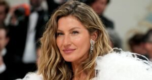 Fedezd fel Gisele Bündchen nyári stílusát megfizethető szandálokkal!