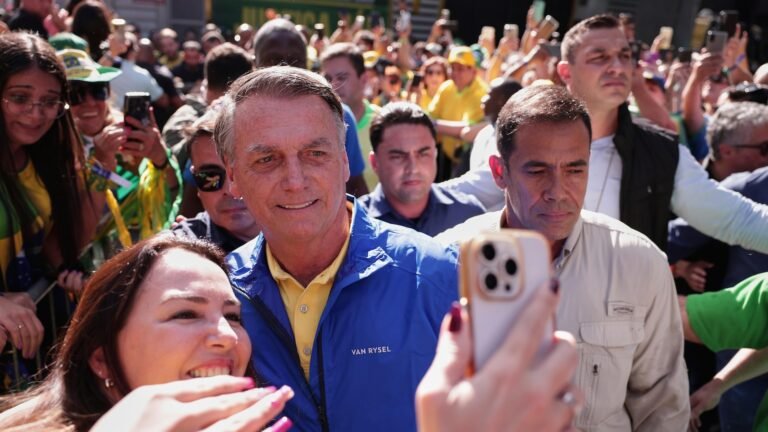 Brazília Bolsonaro visszatükrözi Trumpot azáltal, hogy a puccs -tárgyalást „boszorkányvadászatnak” írja le