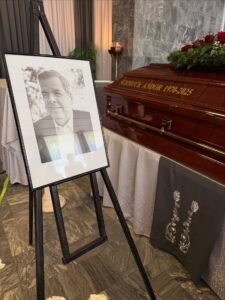 Szokatlan, mégis személyes tárgyat hagytak Schmuck Andor sírjánál