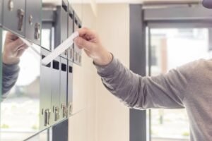 Fontos levelet hoz szeptembertől a postás – minden jogosult nyugdíjasnak át kell vennie