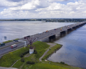 Megállt a hídon, és a folyóba ugrott egy magyar kamionos Hollandiában