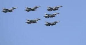 Tragédia Lengyelországban:: lezuhant egy F–16-os vadászrepülő, a pilóta nem élte túl