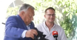 Mosolyt keltő pillanat Orbán Viktor kötcsei beszéde előtt