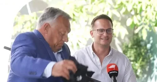 Mosolyt keltő pillanat Orbán Viktor kötcsei beszéde előtt