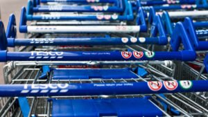 Tesco új akcióval támogatja a nyugdíjasokat: az élelmiszer-utalvány többet érhet a kasszánál