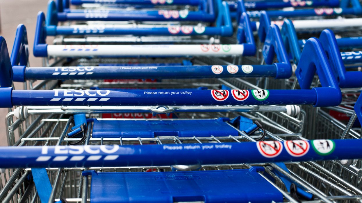Tesco új akcióval támogatja a nyugdíjasokat: az élelmiszer-utalvány többet érhet a kasszánál