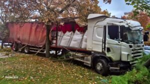 Rosszul lett egy magyar kamionsofőr vezetés közben,hatalmas pusztítás lett belőlle