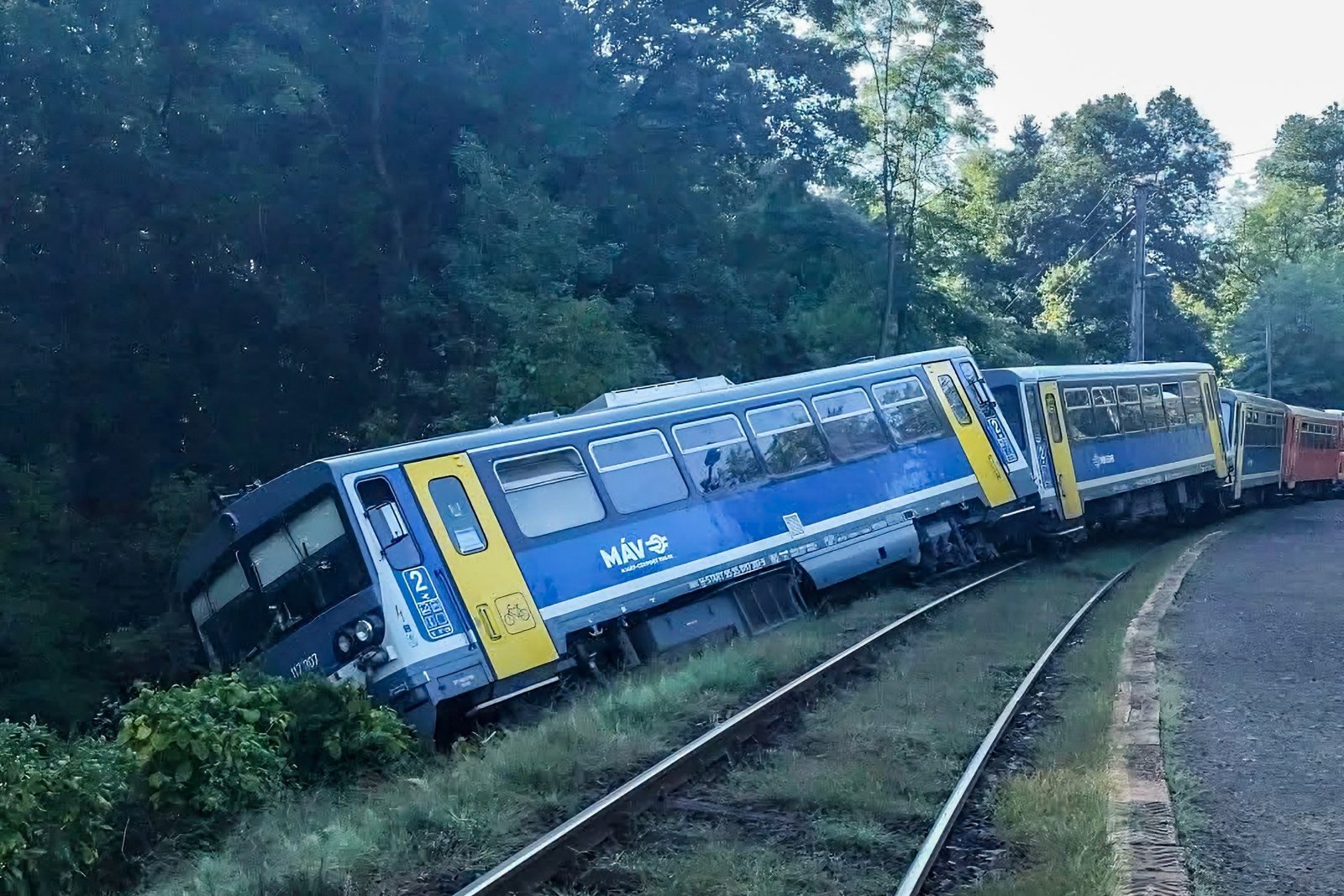 Kisiklott egy személyvonat – mentők érkeztek a helyszínre