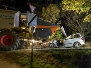 Súlyos baleset történt,Ford Galaxy szemből ütközött egy vágóasztallal ellátott Claas kombájnnal.