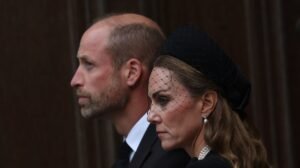 Kínos pillanat a Windsor-kastélyban: Kamilla királyné hátrébb intette Katalin hercegnét