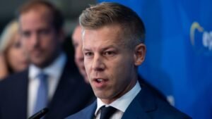 Pikáns fordulat: egy DPK-tag fia lett Magyar Péter kabinetfőnöke