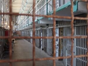 Börtönőr szerelmi botránya: tiltott viszony és csempészet miatt kell felelnie egy fiatal nőnek