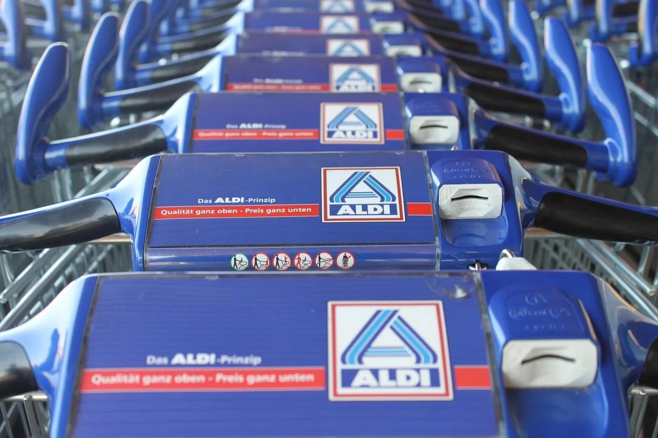 Öt forintra árazza le a ruhákat és cipőket az ALDI, ezer forintos kuponokat kapnak a nyugdíjasok
