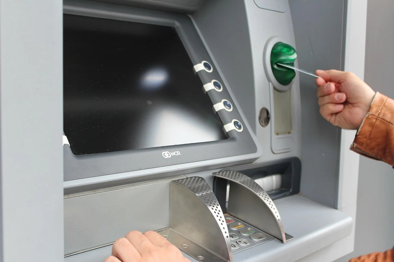 Rengeteg embert érintő változásról döntöttek, több bankkártyával már nem lehet ingyenesen pénzt felvenni