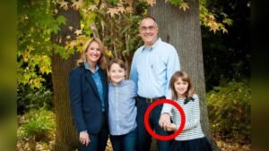 Egy családi fotó buktatta le a férjet – a feleség sokkoló titkot fedezett fel és azonnal beadta a válókeresetet!