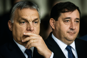 Humor és bátorság: amikor Kiss Ádám Orbán Viktor és Mészáros Lőrinc előtt lépett színpadra