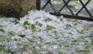 Viharos széllel és jégesővel csap le a vihar: 7 vármegyére adtak ki riasztást