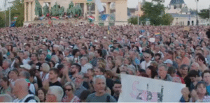 Megkezdődött a tüntetés Budapesten – itt nézhető élőben