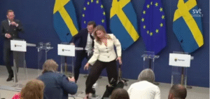Drámai pillanatok Stockholmban – összeesett Svédország új egészségügyi minisztere első sajtótájékoztatóján