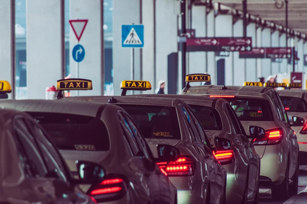 Taxis tünetés lesz szerda reggel