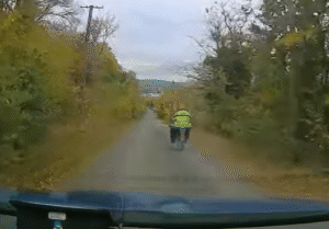 Ittas motoros menekült a rendőrök elől a 6-os főúton – a kanyar vetett véget a száguldásnak