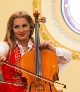 Gyászol a 100 Tagú Cigányzenekar: elhunyt Lázár Éva, a zenekar szeretett csellóművésze 🎻