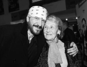 Szomorú hírt közölt a közösségi oldalán Ganxsta Zolee: elhunyt az édesanyja.🕯️ Részvétünk