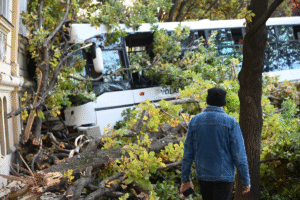 Sokkoló baleset: busz csapódott a gimnázium falába, több sérült is van