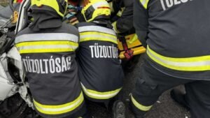 Súlyos baleset bénította meg az M1-es autópályát – többen a roncsok közé szorultak