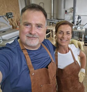 Mit üzen Varga Judit az asztalosműhelyből? – Újra felkavarta a politikai állóvizet egy szelfi