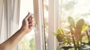 Ha műanyag ablakod van, akkor így állítsd át téli módra — pár perc alatt megteheted!
