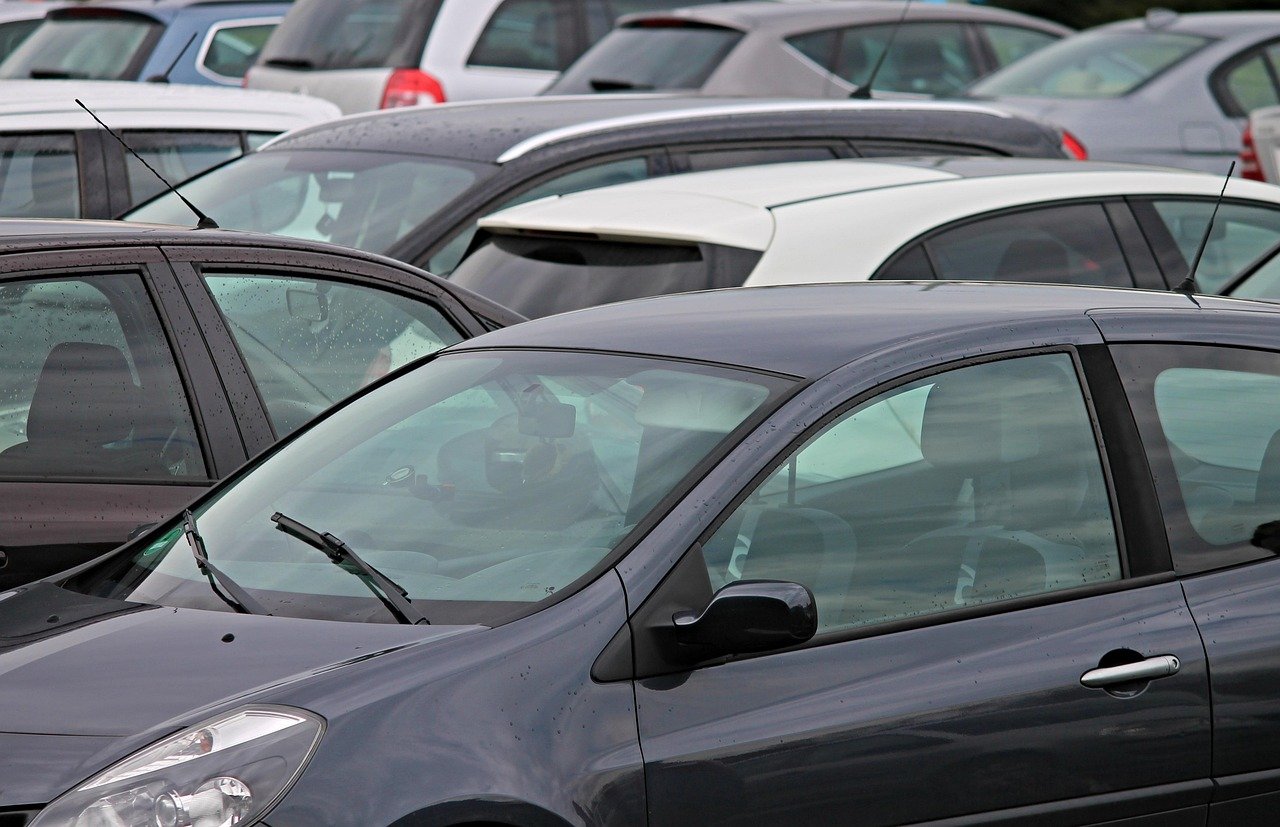 Fizetőssé vált a népszerű áruházlánc parkolója – ennyit kell mostantól fizetni