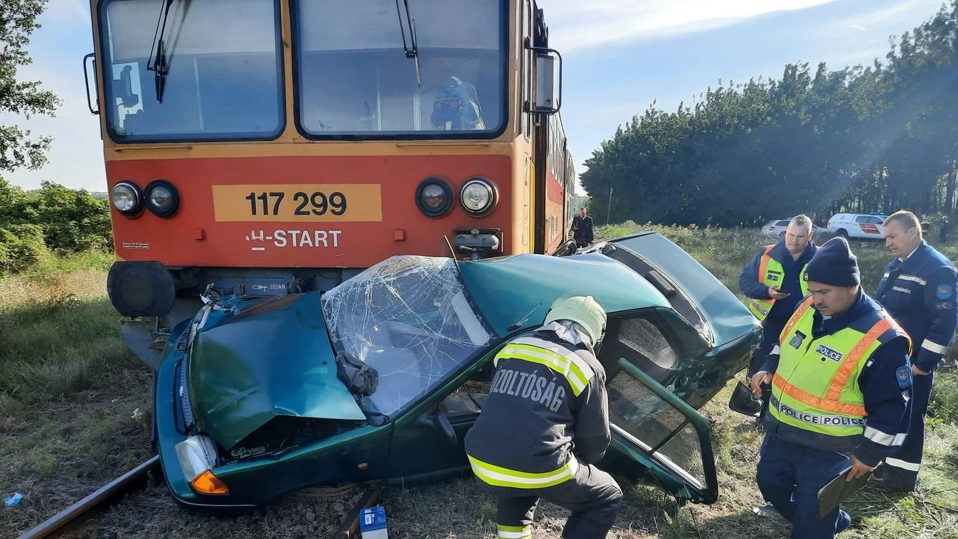 Itt vannak a helyszíni képek: darabokra tört autó a vasúti átjáróban