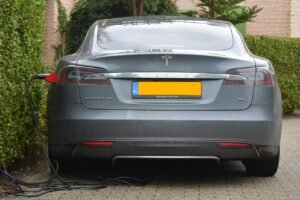 Nem nyílnak áramkimaradáskor? Aggodalmak a Tesla-stílusú „beülő” kilincsek miatt — ENSZ-szakértők új szabványokat javasolnak