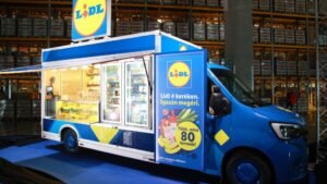 Mozgó boltot indít a Lidl – a kisbusz a legkisebb falvakat is ellátja élelmiszerrel