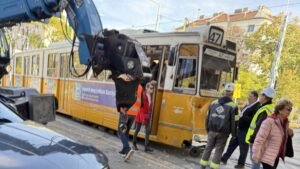 Markológéppel ütközött a 47-es villamos Újbudán – forgalmi akadály alakult ki