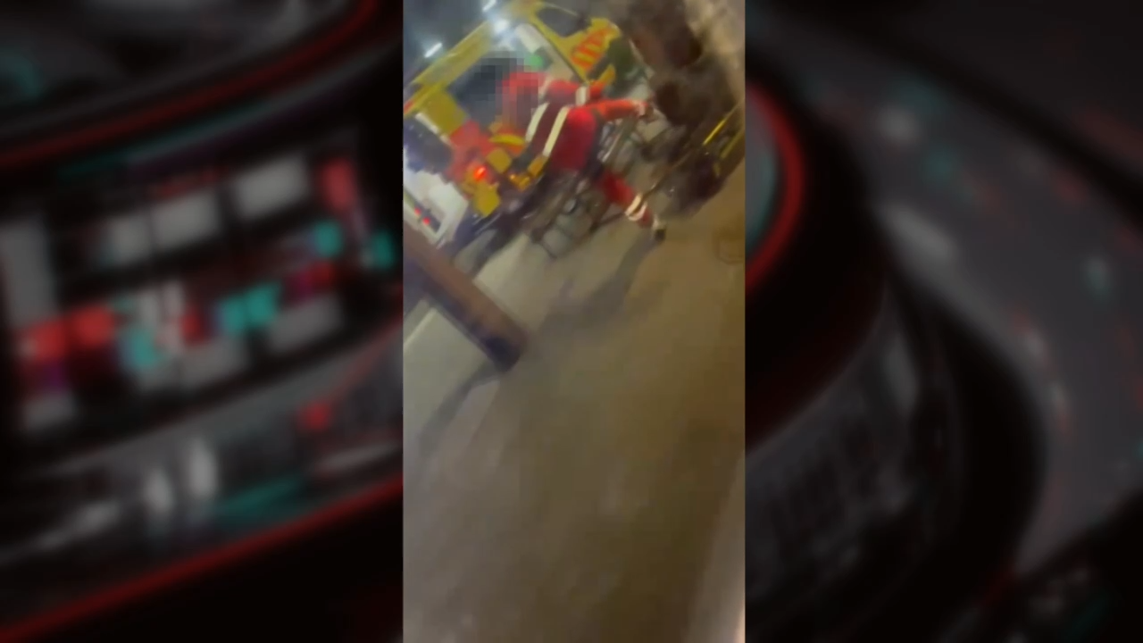 Videón, ahogy fejbe rúgta a mentős a hordágyon fekvő embert