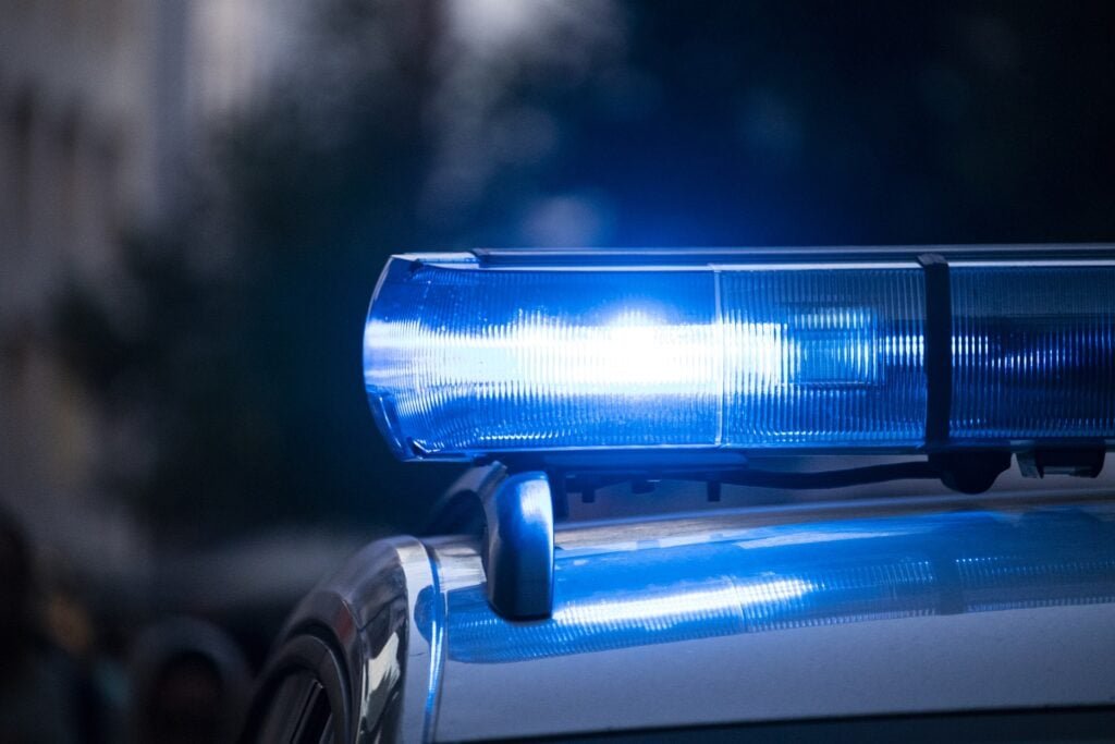 A húszas éveiben járó lány munkából biciklizett haza