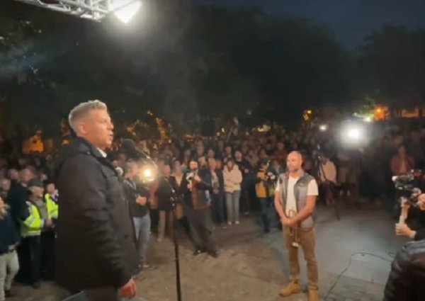 Botrány a Tisza Párt rendezvényén: a földön húzták ki a provokátort Magyar Péter beszéde közben
