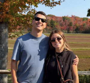 Egy ártatlan szerelmes szelfiből lett rémisztő felfedezés: a lány csak később vette észre, mi látszik a képen