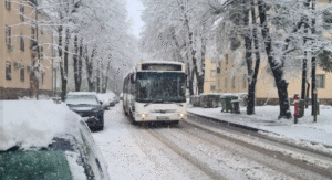 Havazás és szélvihar: friss térképen a figyelmeztetések,felkészülnek éjszakára a hókotrók