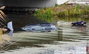 Szalagkorlátnak ütközött egy autó, majd a csatornába hajtott – két ember utazott a járműben-Fotók