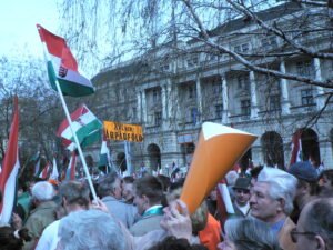 Váratlan fordulat: a Fidesz átvette a vezetést a TISZA Párttal szemben a legfrissebb Politico-felmérésben