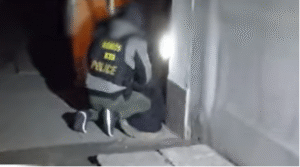 Kommandósok törtek rá a rendőrnőre – férjét drogkereskedelemmel gyanúsítják