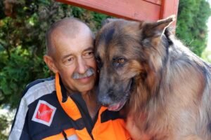 Elhunyt Lehoczki László, Mancs legendás mentőkutyájának gazdája.Nyugodjon békében 🖤