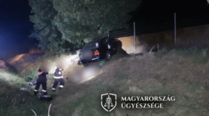 Hét gyereket vitt magával a sofőr, amikor halálos balesetet okozott az M1-esen